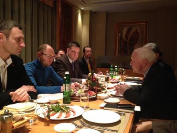 000. trois doigts svoboda dinner_McCain_opposition.jpg