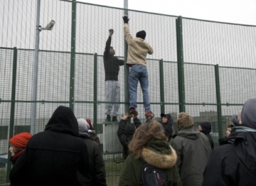 41 - On l'appelle le 127 bis - c'est Steenokkerzeel - Manifestants aidant des internbés à sortir.jpg