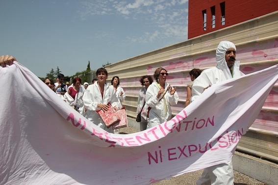 19 - Camps - Nîmes - Ils ont tenté de le repeindre en rose, couleur du gouvernement au pouvoir..jpg