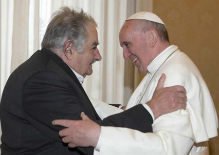 8. pepe_mujica_y_el_papa_1jun2013.jpg