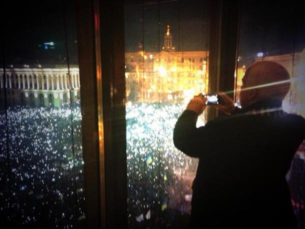 31. mccain photographiant la foule qui le salue.jpg