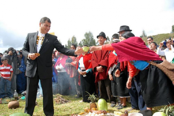 4. Rafael Correa + Indiens.jpg