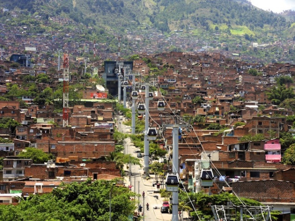 23. Bogota - bidonville mais téléférique.jpg