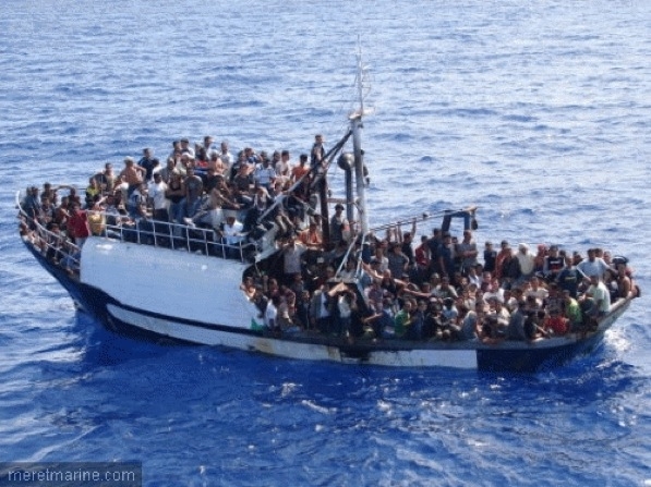 1 - bateau de clandesrtins en méditerranée .jpg