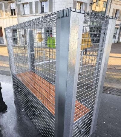 18. Angoulême bancs en cage.jpg