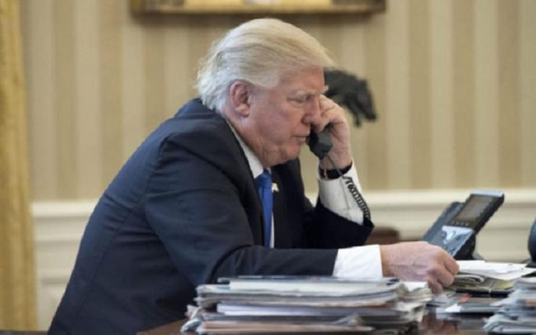 7. Trump-al-telefono-570x357.jpeg