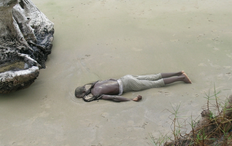 45 - Ailleurs - échoué sur une plage.jpg