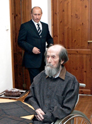 7. vladimir poutine et alexandre soljenitsyne.jpg