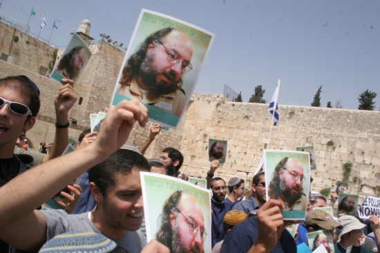 2. pollard-protest-kotel.jpg