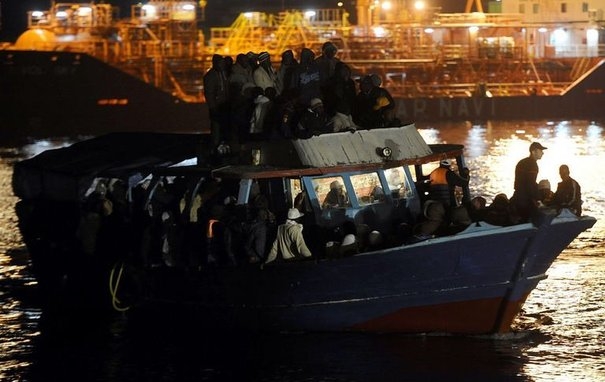 19 - un-bateau-de-migrants-dans-le-port-de-lampedusa-le-10-avril-2011.jpg