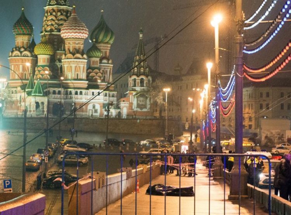 7. -le-corps-de-l-opposant-russe-boris-nemtsov-est-allonge-sur-le-pont-moskvoretsky-en-plein-centre-de-m.jpg