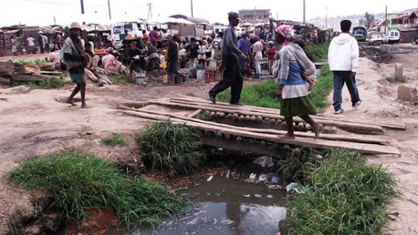 20. Madagascar touché par la peste - 72% des habitants vivent dans des bidonvilles.jpg