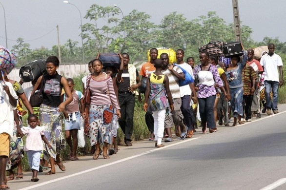 9 - Les Ivoiriens au bord du gouffre - Au bord ? exode-cote-divoire.jpg