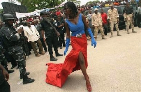 15. haiti_femme_drapeau.jpg