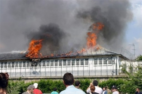 44 - Parfois ils y mettent le feu - Centre rétention administrative Vincennes.jpg