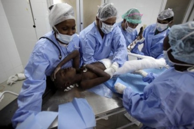 8. Médecins cubains plâtre Robinson Jane 31 janvier 2010.jpg