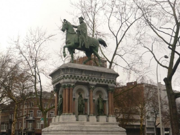 11. statue de Charlemagne - Liège.jpg
