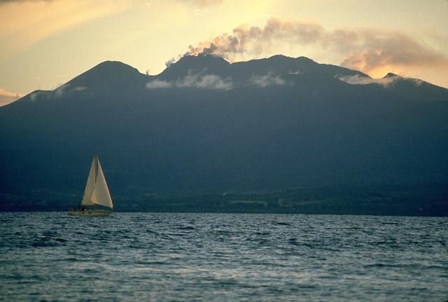 1. soufriere vue de bateau.JPG