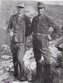 8. Leigh Fermor et Moss en uniformes allemands, juste avant le kidnapping du général Kreipe.jpg