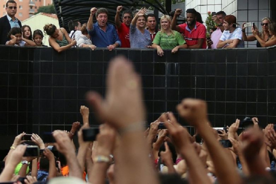 3. rousseff-lula-red-salute.jpg