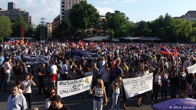 3. Manif Erevan juin 2015.jpg