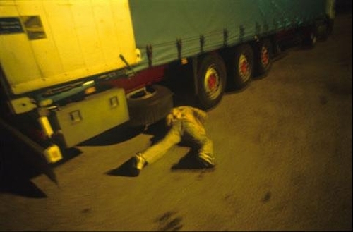 Abdhamid, un clandestin palestinien rampe pour se dissimuler  sous un poids-lourd prenant le ferry à Calais pour l’Angleterre.jpg