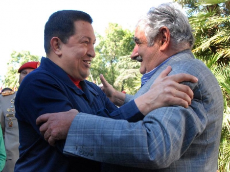 9. Mujica-y-Chavez-revoluciontrespuntocero.jpg