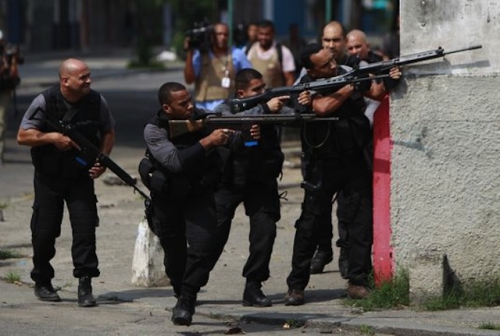 6. Police militaire - pour déloger des gens de leurs maisons en tôle.jpg