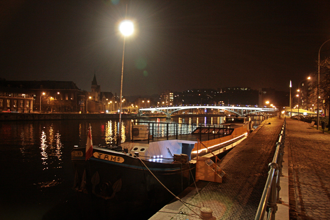 Péniche à Liège de nuit